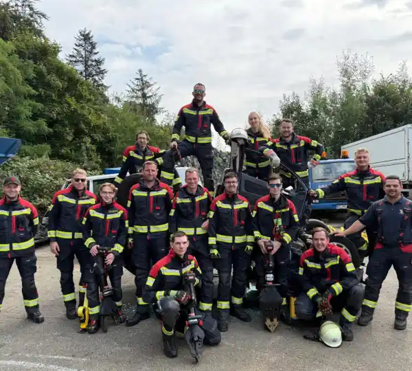 Die Feuerwehr Havighorst beim Übungsdienst mit Schere und Spreitzer